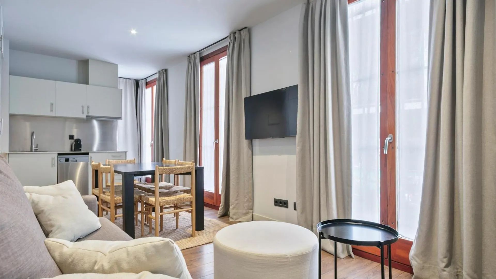 Uma Suites Barceloneta Beach 0*, Barcelona España
